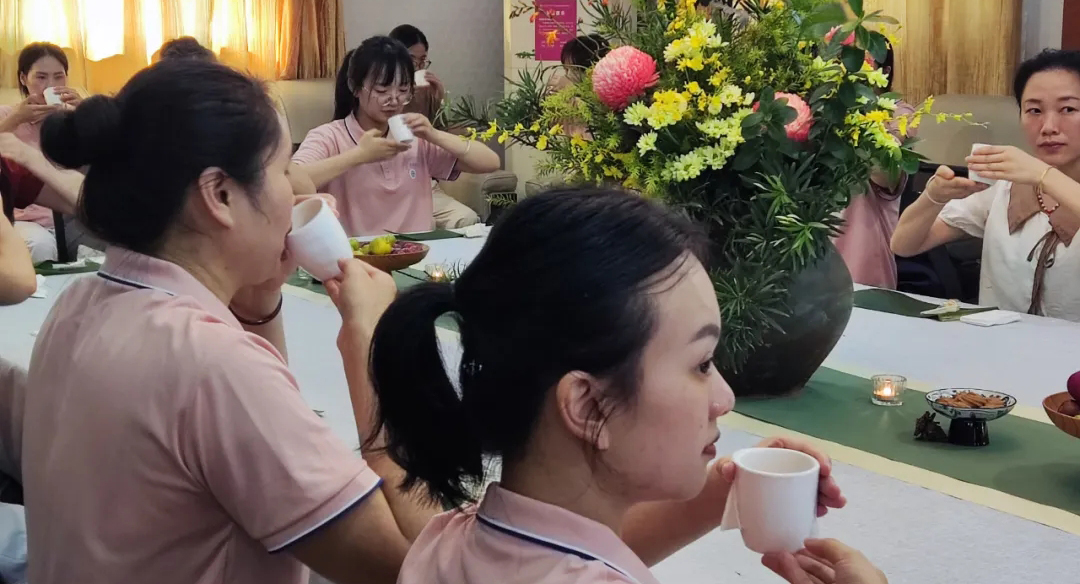 荣基金重庆志愿者开展医护人员关爱活动