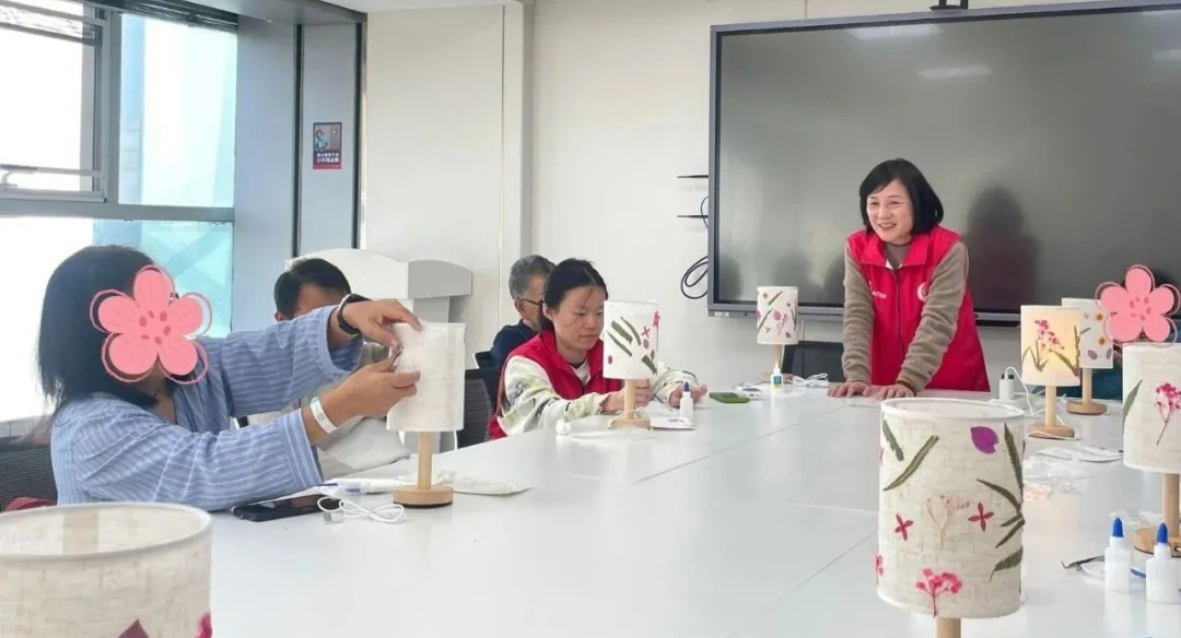 “荣爱陪伴”之植物干花台灯DIY活动纪实